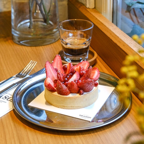 Çilekli ve Bademli Dacquoise Kekli Tart